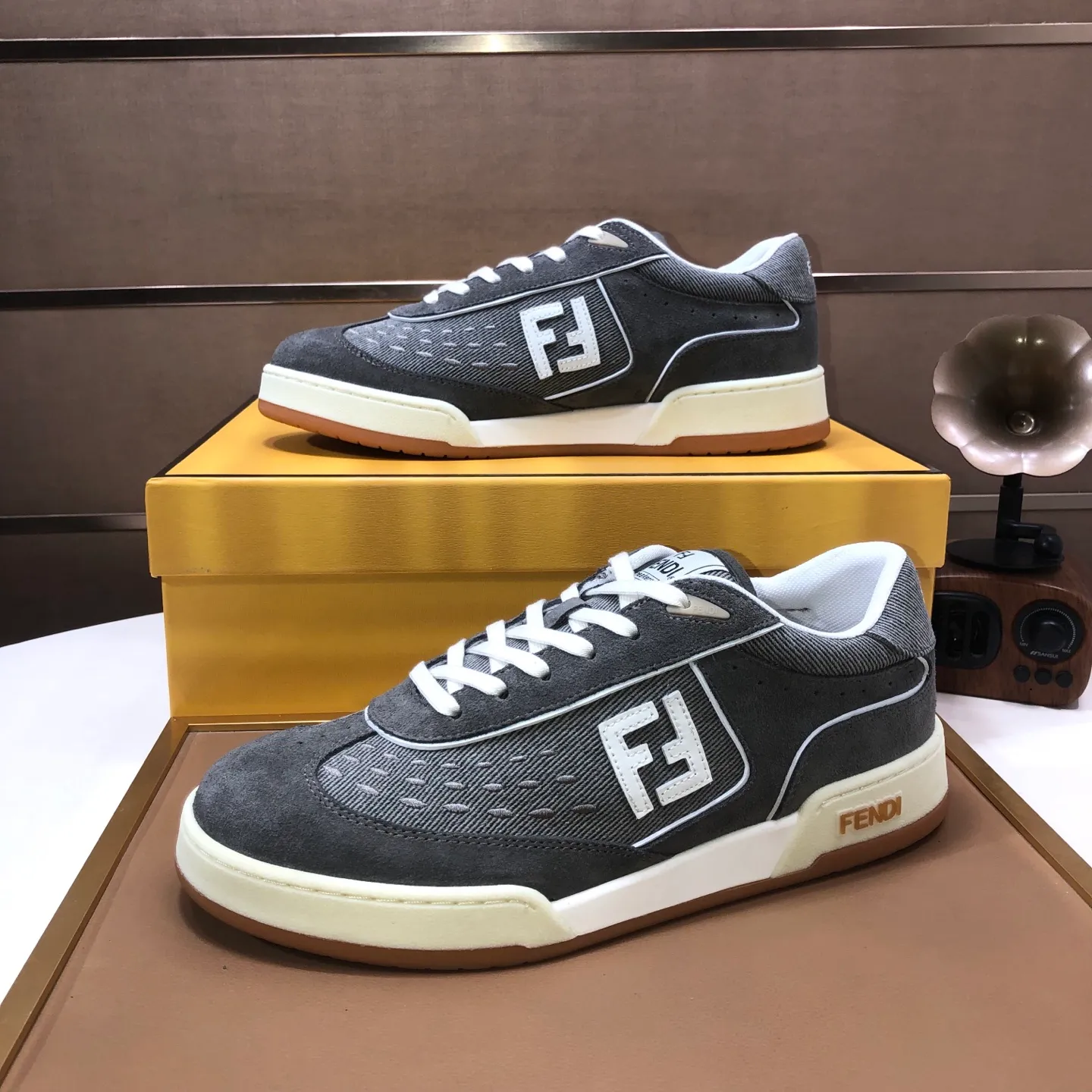 Men's men's shoes 💰600💰 Fendi 2023 latest couple model 🔥 Many 💑 stars have the same style FD match Original one-to-one replica Designer Kim Jones's first sneaker fendi match and Donkey brand Trainer basketball sneakers Material: Original silk leather Lining: Breathable mesh Packaging: Original 1:1 matching high-end packaging Size: Female 35-40 Male 38-44 (45 46. Custom-made (no return or exchange)